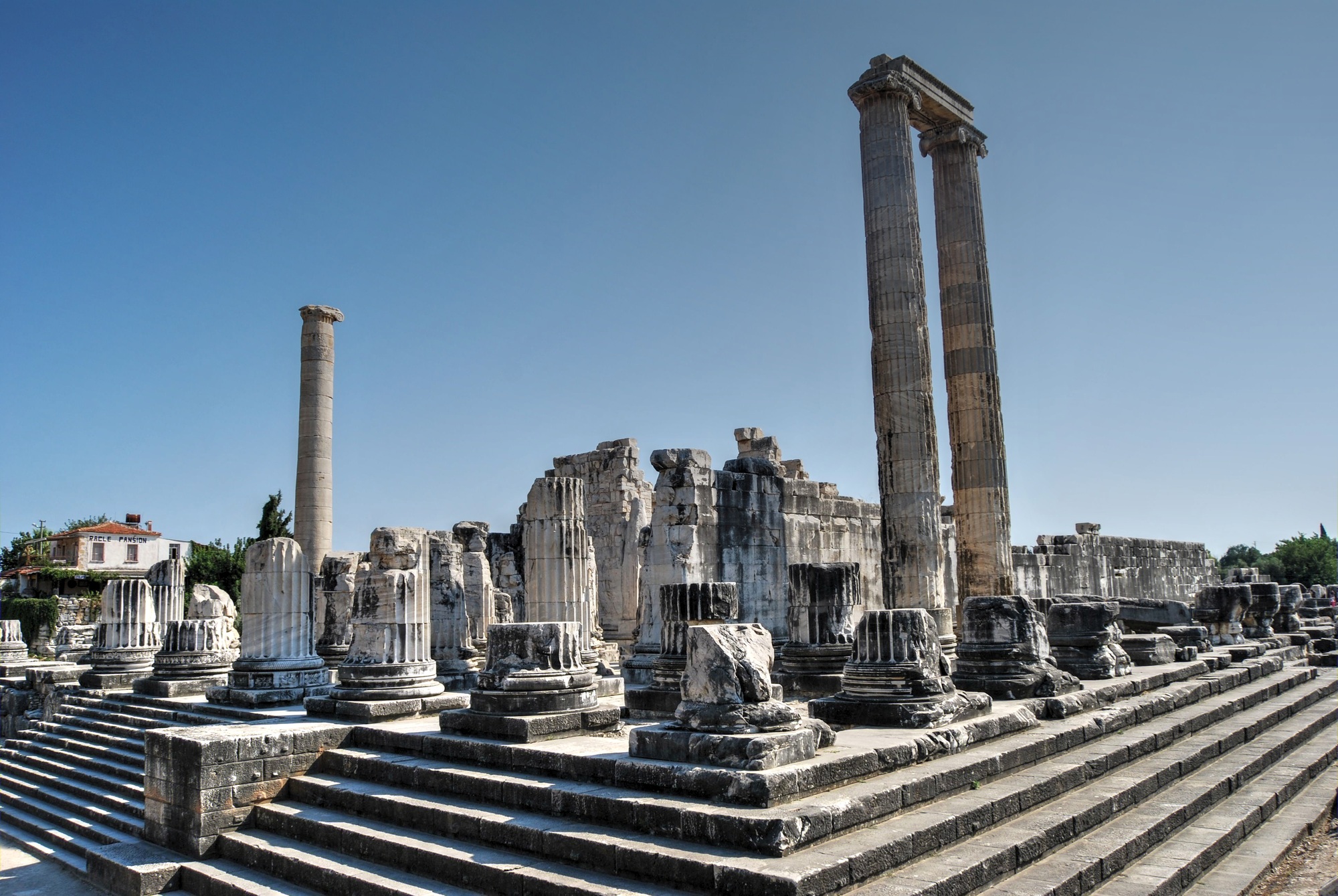 迪迪马的阿波罗神庙和它的三根柱子